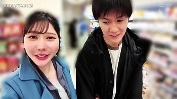 Adolescente asiática de peitos pequenos sem corte