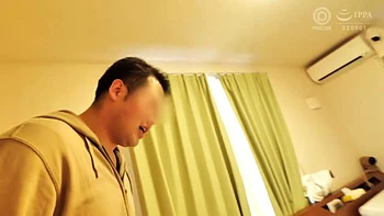 Japanerin leckt und küsst tief auf Toilette