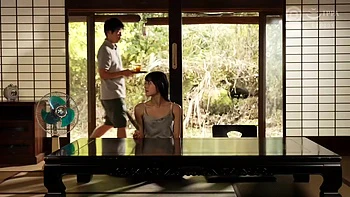 Magrela japonesa transando com beijo profundo