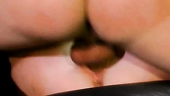 Fellation rude anale et grosses giclées sur femme au foyer