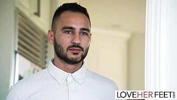 Блондинка Виктория Здрок лижет и сосет ноги, фетиш