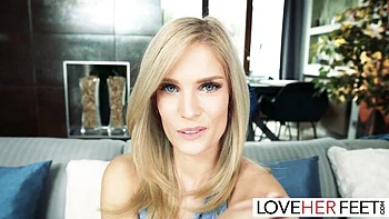 Кэндии делает сексуальный футджоб с поклонением ногам