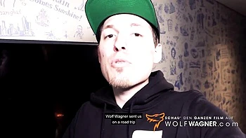 Юлия трахается на публике в немецком порно