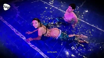 Сара Блондинка сосёт член на улице у бассейна