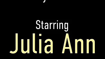 Пышногрудая фальшивая мамка Джулия Энн жестко ебется в белье