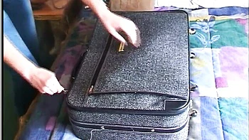 Татуированная Лиза сосет и мастурбирует на улице