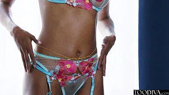 Latina negra sexy chupando pau grande no estilo cowgirl