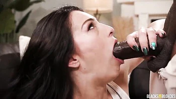 Стройная брюнетка София Рейес жадно ебет межрасовый член