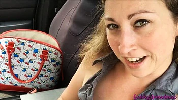 Déesse Amanda, MILF excitée, pisse dans sa chatte avec paroles sales aux toilettes