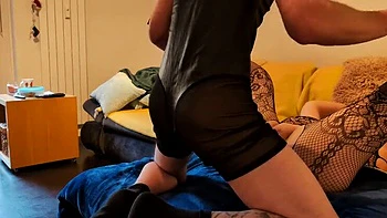 Madura alemana con botas abre piernas para su hijastro