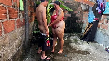 Nachbar erwischt mich im Garten, fette Titten und Arsch wackeln