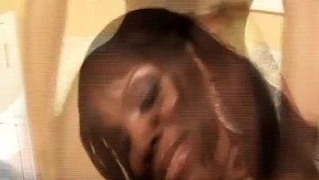 Negona de bunda grande chupando e fodendo interracial