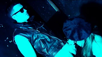 Perra caliente folla a rockeros con doble penetración en billar