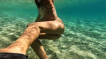 Milf amadora peluda de biquíni mijando na praia naturista