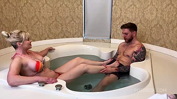 Pawg rubia recibe una follada dura en el jacuzzi por Steve Rickz