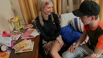 Sexy blondes Teen saugt und reitet Cowgirl & Missionar