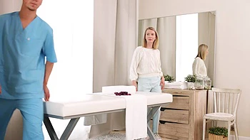 Блондинка Полли Уайт трахнулась на грязном массаже