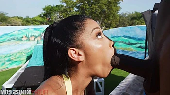 Minha meia-irmã não resistiu ao meu pau duro depois de ver