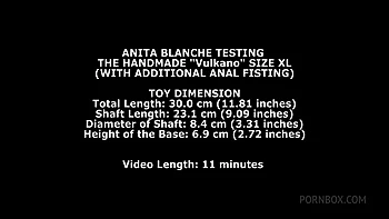 Anita Blanche apalpada e fisted com brinquedo XL Vulkano