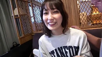 Belle anime mince caresse ses tétons lentement, vibro et cunnilingus