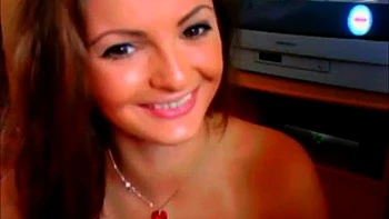 Heftige Titten-Tussi wichst sich geil allein