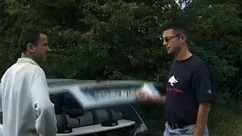 Trio policier hardcore avec brune en plein air