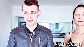 Сэм Борн глубоко лижет пизду брюнетки-тинейджерки