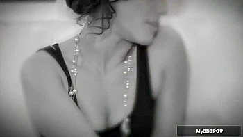 Molly Mason apaixonada lambe peitos e bunda em sexo lésbico