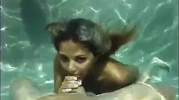 Ashlynn Brooke suce et baise sous l'eau, grosse poitrine blonde