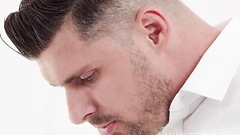 Kurvige 18-Jährige Prinzessin bläst Schwanz und fickt Doggy