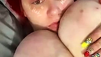 Brune amateur baise ses grosses nichons