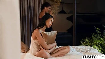 La revanche anale de Vanessa Alessia : double gorge profonde et levrette avec sa meilleure amie