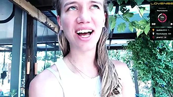 Jeune fille solo exhibe ses petits seins en webcam