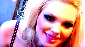 Lésbicas ruivas lambendo bucetas com vontade