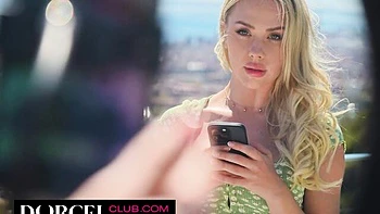 Энджи Линкс и Мэри Попьенс лижут сиськи и киску