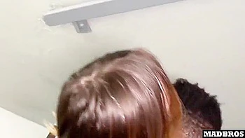 Adolescente viciada em anal devora cada centímetro do pau preto gigante