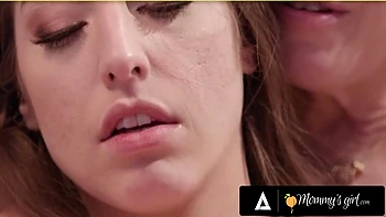 MILF brisée Dee Williams baise passionnément sa coloc de 20 ans