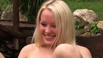 Девочки-лесбиянки Джина Герсон и Лола Тейлор трахают киски