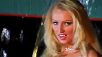 Alex Sanders tatouée et Diana Doll en pipe profonde en extérieur