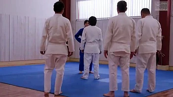 Возбуждённый муж смотрит, как она изменяет