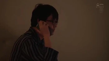 Cuckold sieht, wie die Schlampe fremdgeht und gefickt wird