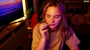 Loira amadora sexy se masturba com bunda grande