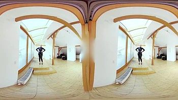 Девушка в латексе с большими сиськами мастурбирует от первого лица