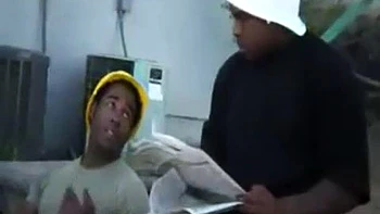 Развратная кугуар трахает другого парня за спиной мужа