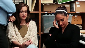 Deux secrétaires et leur patron dans un trio torride au bureau