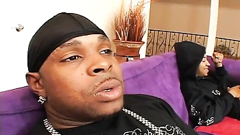 Trío con polla grande, tetas pequeñas y culo grande