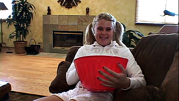 Ados lesbiennes amateurs se déshabillent et se branlent la chatte