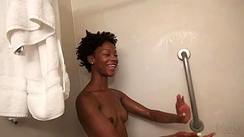 Чёрная телка трахнута сзади с огромной жопой