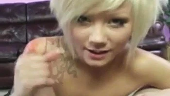 Chupar e ordenhar com gozada na boca