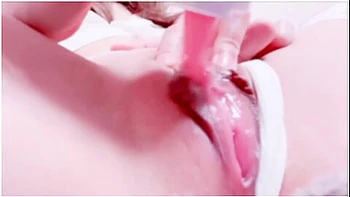 Японская мамка лижет киску и дрочит в одиночку